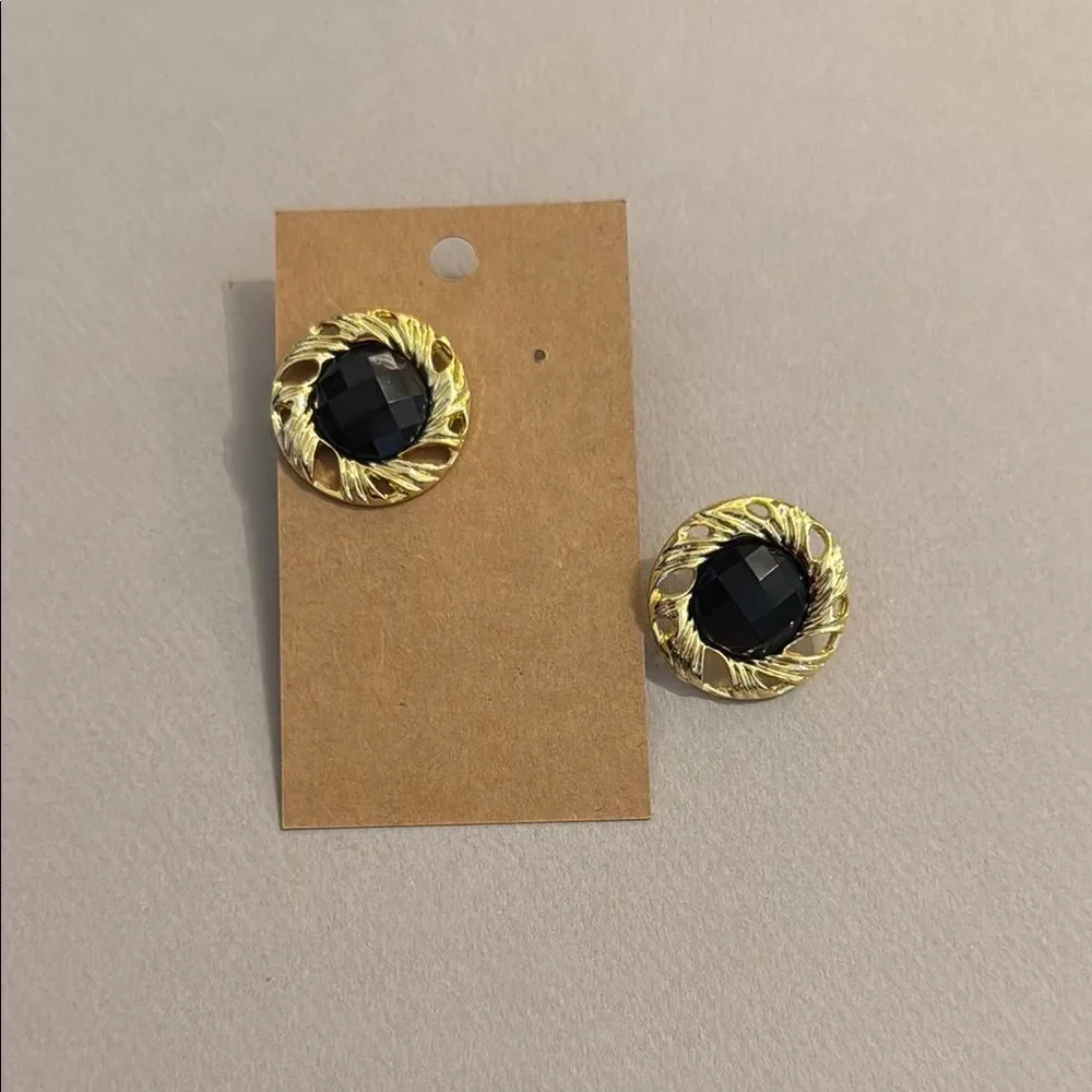 Elegant Gold and Black Stud Earrings M491